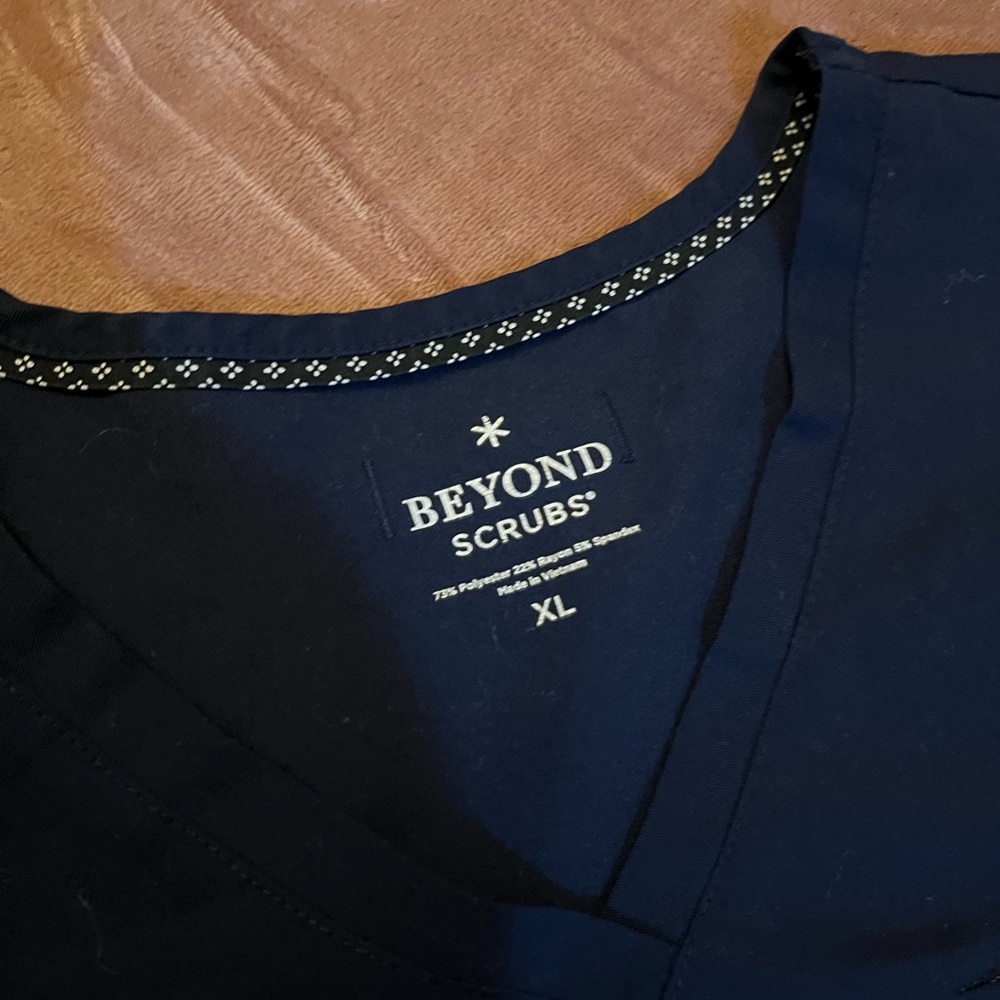 EUC Beyond Scrubs Single Pocket Top - Picture 3 of 3